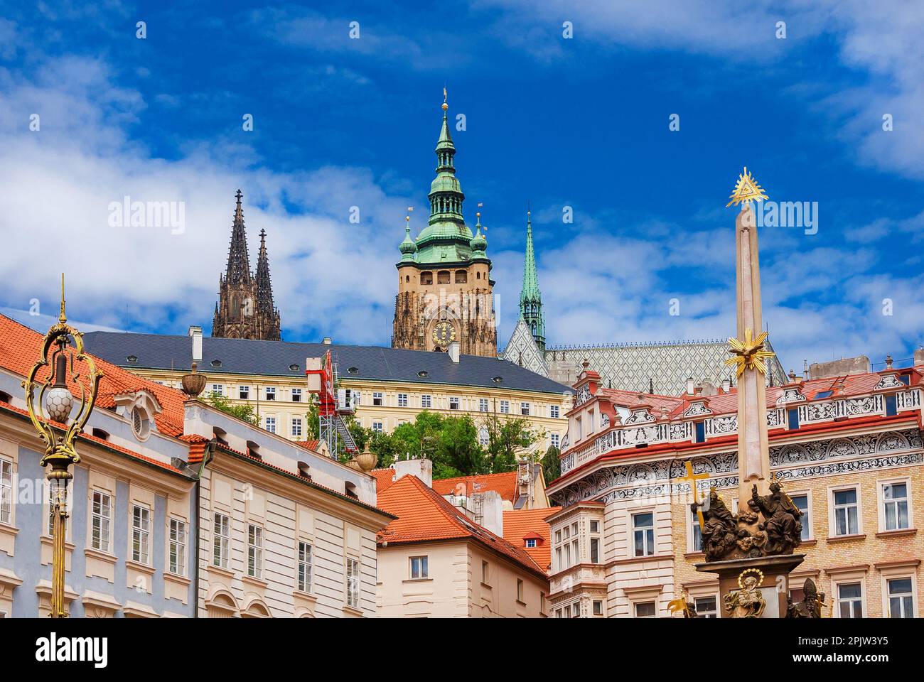 Vista del centro storico di Praga con la Cattedrale di San Cattedrale di Vito bellissime guglie gotiche e colonna della Santissima Trinità da Piazza Mala Strana Foto Stock