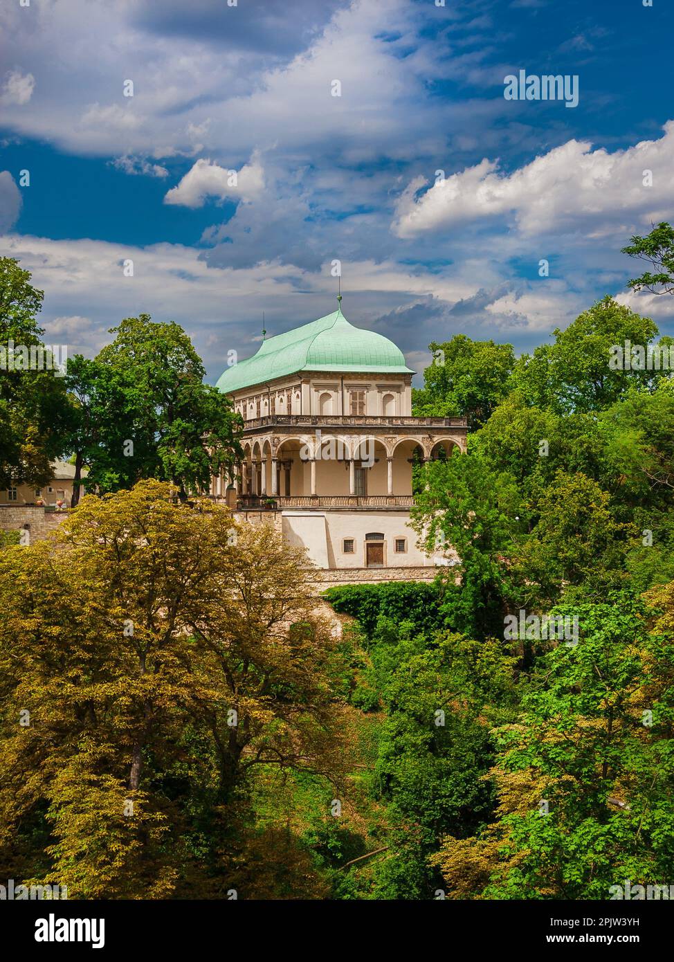 Vista del Palazzo Estivo della Regina Anna del 16th° secolo o del Belvedere nel parco pubblico dei Giardini reali di Praga Foto Stock