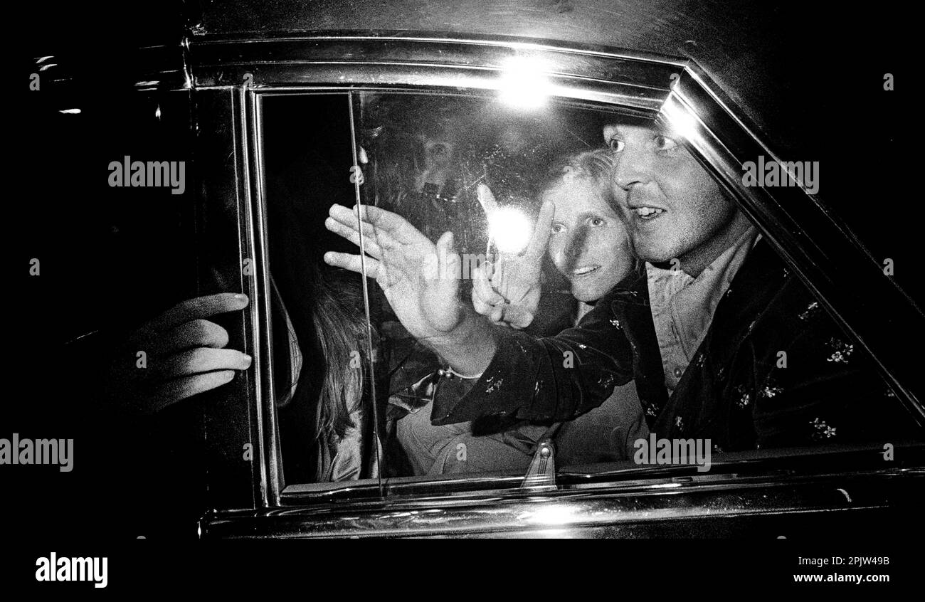 STOCCOLMA 1972-08-07Musician Paul McCartney, con sua moglie Linda e i suoi membri della band nel gruppo pop 'The Wings' in auto dopo il concerto a Gröna Lund, a Stoccolma, Svezia in connessione con il loro tour europeo Foto: Kenneth Jonasson / Expressen / TT / Code: 24 ** AFTONBLADET OUT ** Foto Stock