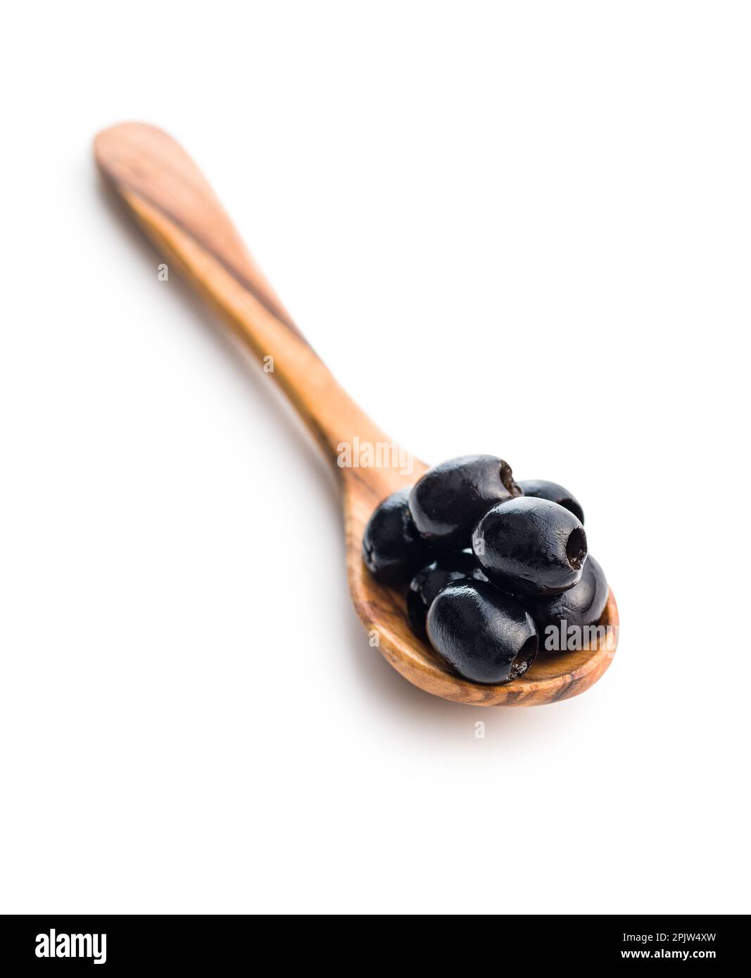 Olive nere snocciolate in cucchiaio isolato su fondo bianco. Foto Stock