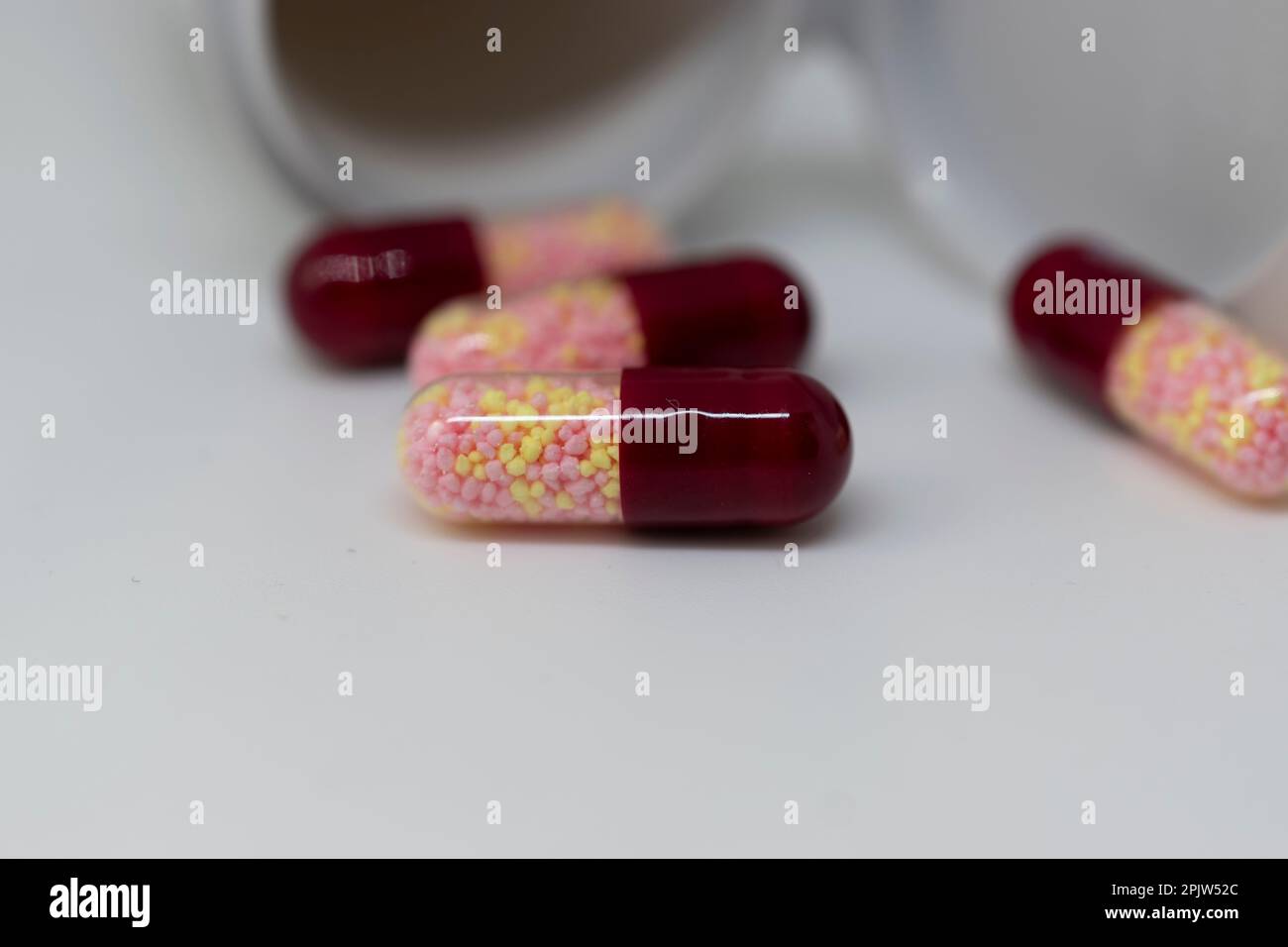Pillole colorate su un tavolo Foto Stock