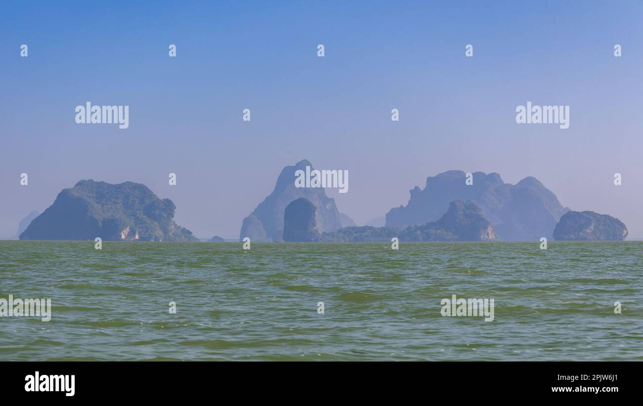 Panorama sul mare nella baia di Phang Nga Foto Stock