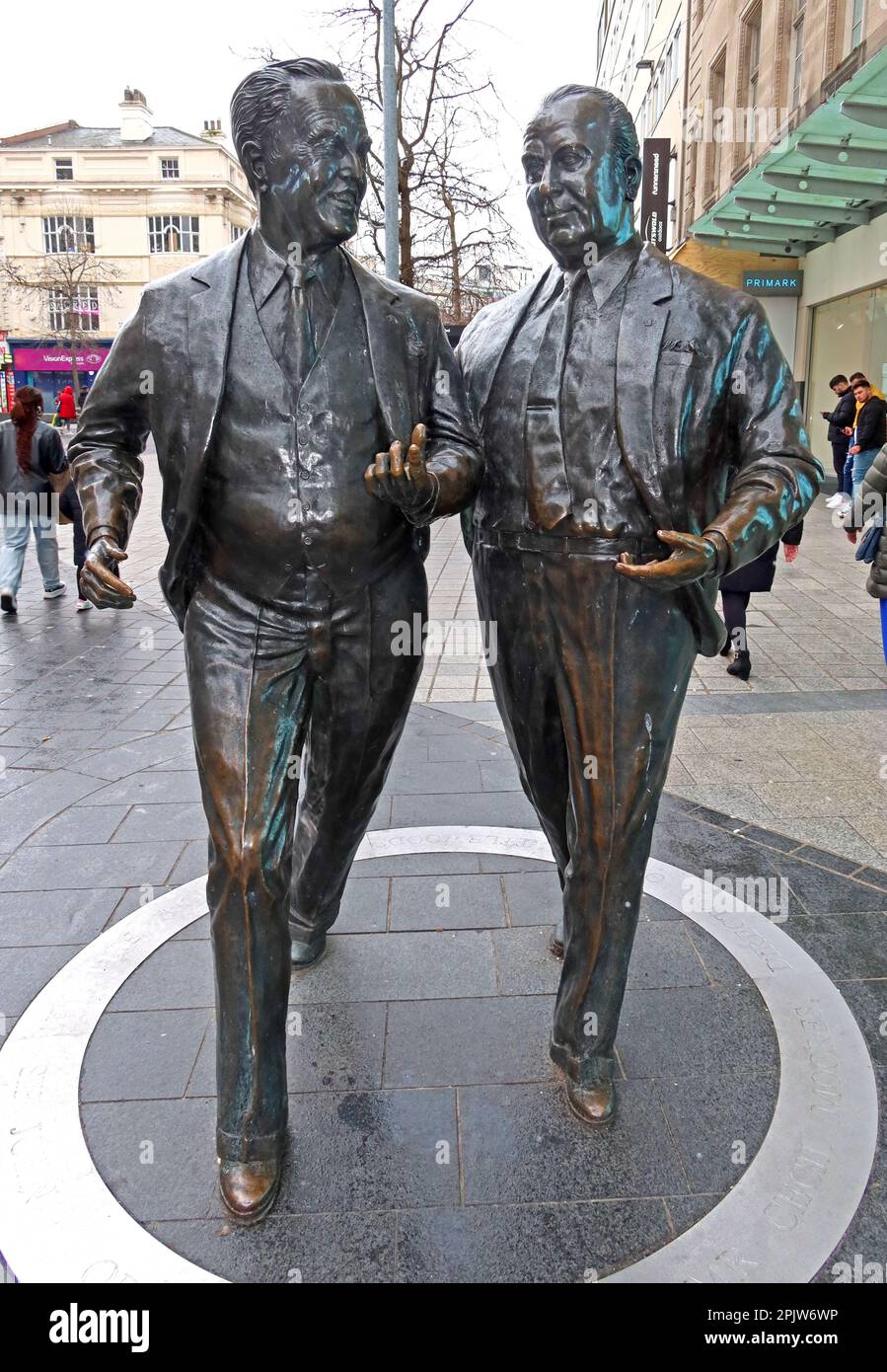 1996 scultura in bronzo di Sir John CBE & Cecil Moores, di Littlewoods di Tom Murphy, Church St, Liverpool, Merseyside, Inghilterra, REGNO UNITO, L1 3AY Foto Stock