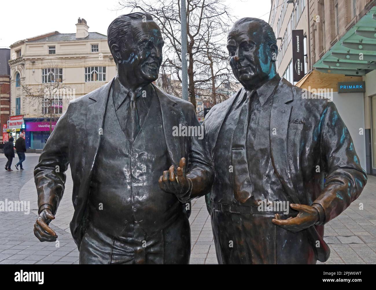 1996 scultura in bronzo di Sir John CBE & Cecil Moores, di Littlewoods di Tom Murphy, Church St, Liverpool, Merseyside, Inghilterra, REGNO UNITO, L1 3AY Foto Stock