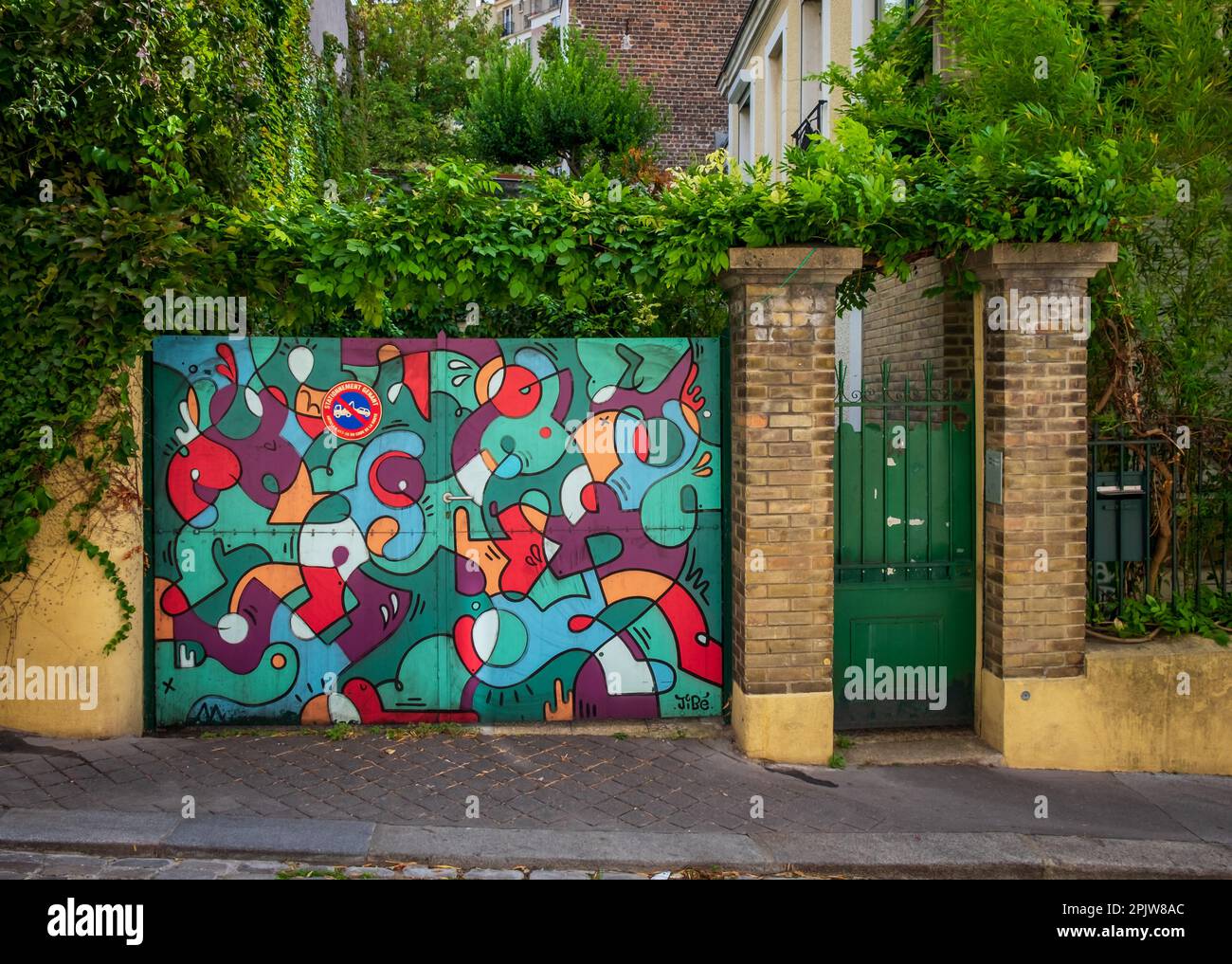 Parigi, Francia, ottobre 2022, vista di un cancello decorato dal artista di strada Jibé in Laurence Savart strada nel quartiere Ménilmontant Foto Stock