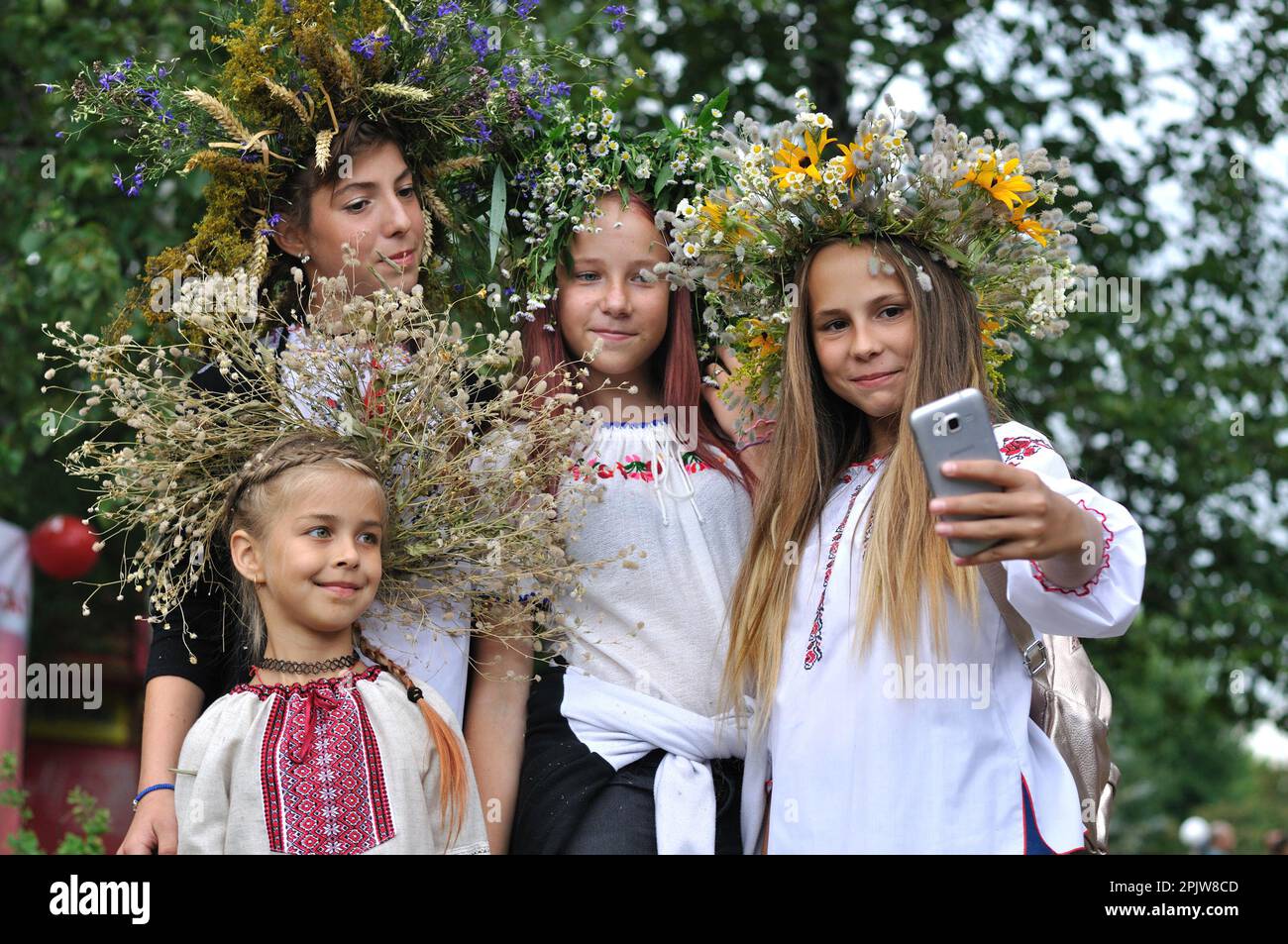Cherkasy, Ucraina - Jule 6, 2017. Bambini ucraini in camicie ricamate prendendo selfie alla tradizionale festa annuale slava di Ivan Kupala Foto Stock