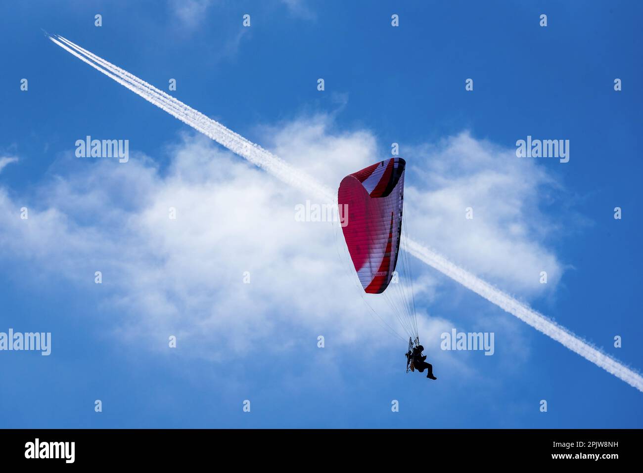 Volo in parapendio contro il cielo blu. Foto Stock