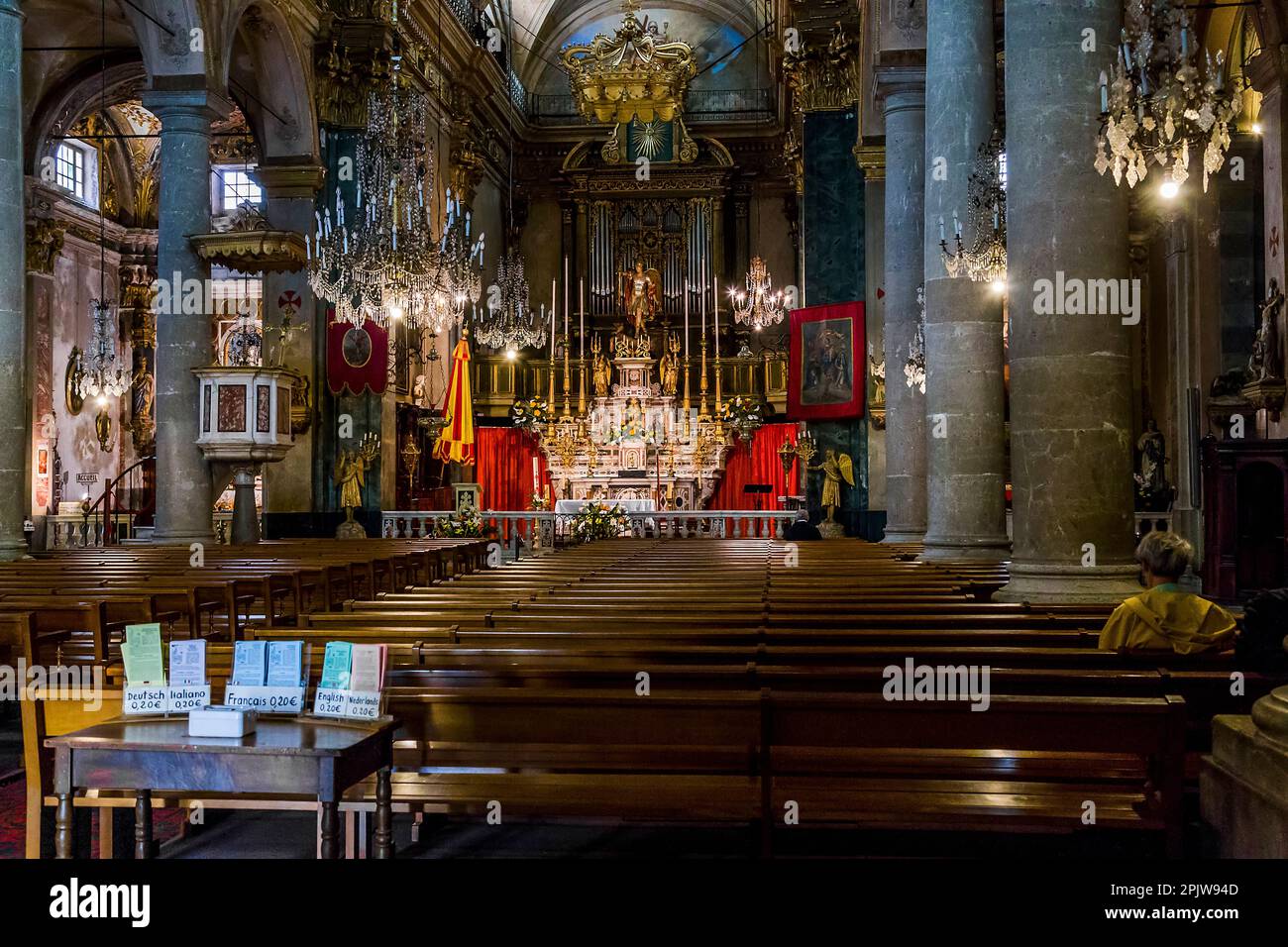 Questo è interno antica Basilica di San Michele Arcangelo 21 maggio 2015 a Mentone, Francia. Foto Stock