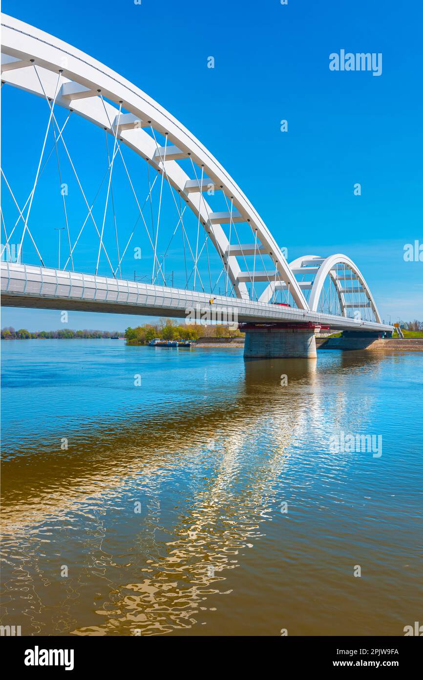 Zezelj ponte, un ponte ad arco legato sul Danubio a Novi Sad, Vojvodina, Serbia. La struttura è stata aperta nel 2018. Foto Stock