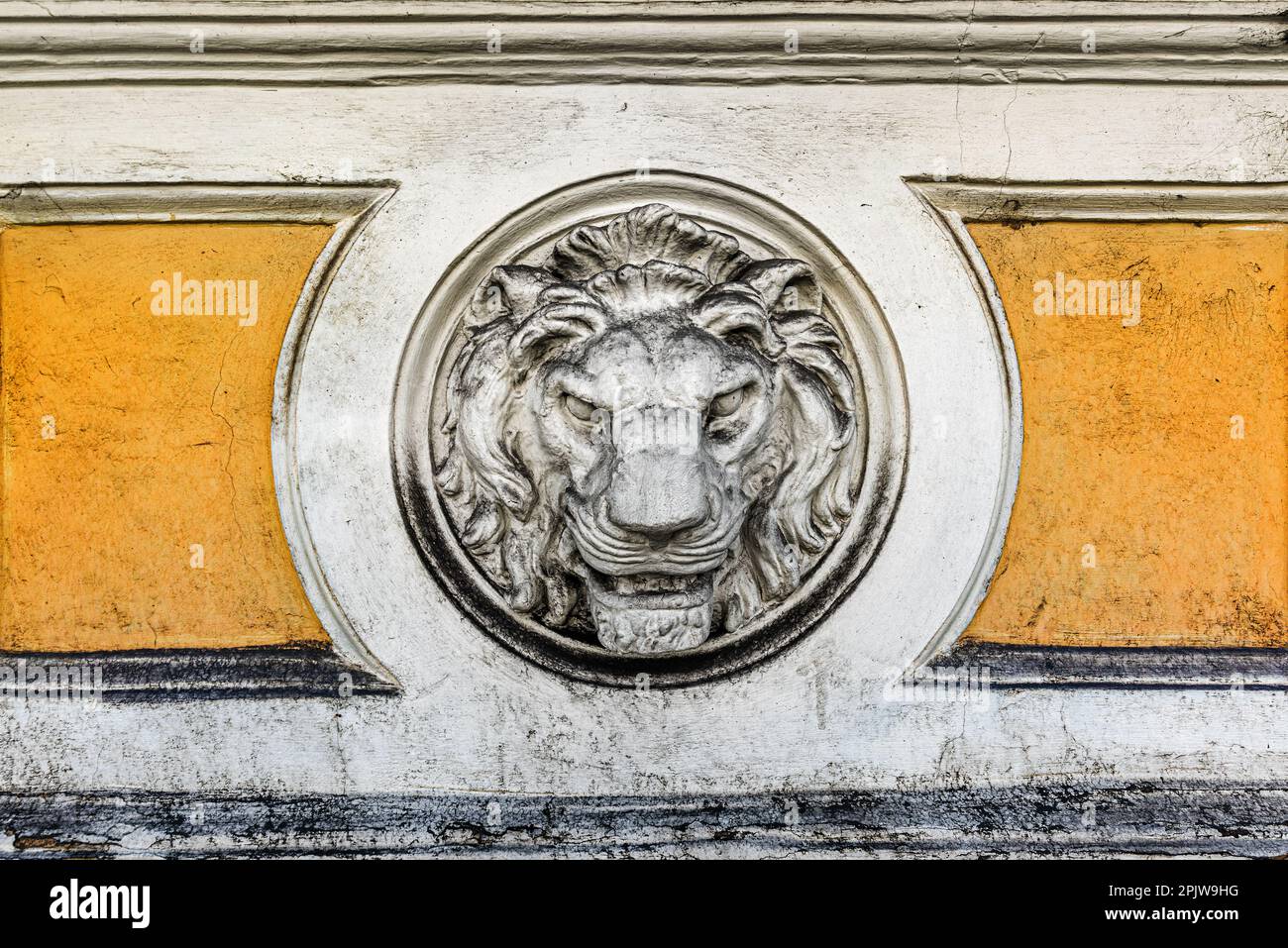 Stampo in cemento a testa leone come dettaglio decorativo di una vecchia parete, caratteristica architettonica Foto Stock