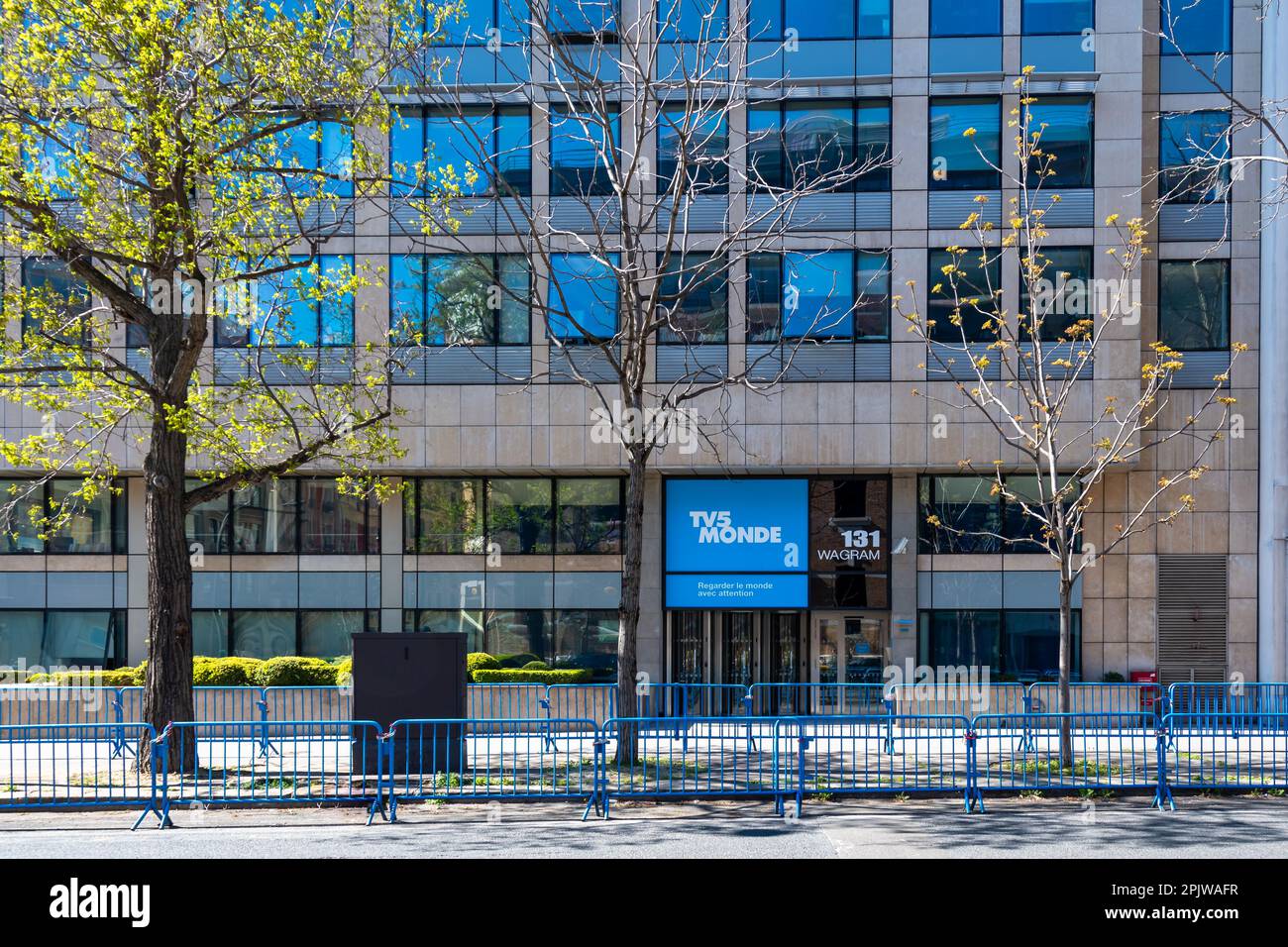 Vista esterna dell'edificio che ospita la sede di TV5 Monde, un canale televisivo internazionale generalista di lingua francese Foto Stock