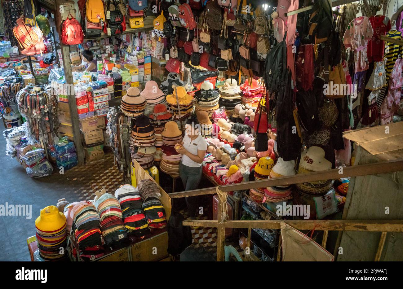 Guardando giù su un stallholder che vende cappelli e borse nel mercato centrale a PLEIKU, Vietnam. Foto Stock
