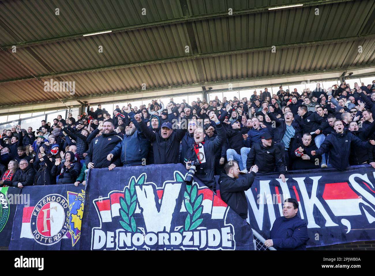 02-04-2023: Sport: Sparta contro Feyenoord ROTTERDAM, PAESI BASSI - 2 APRILE: Tifosi di Feyenoord durante la partita Eredivie Sparta Rotterdam e Feyenoord Foto Stock