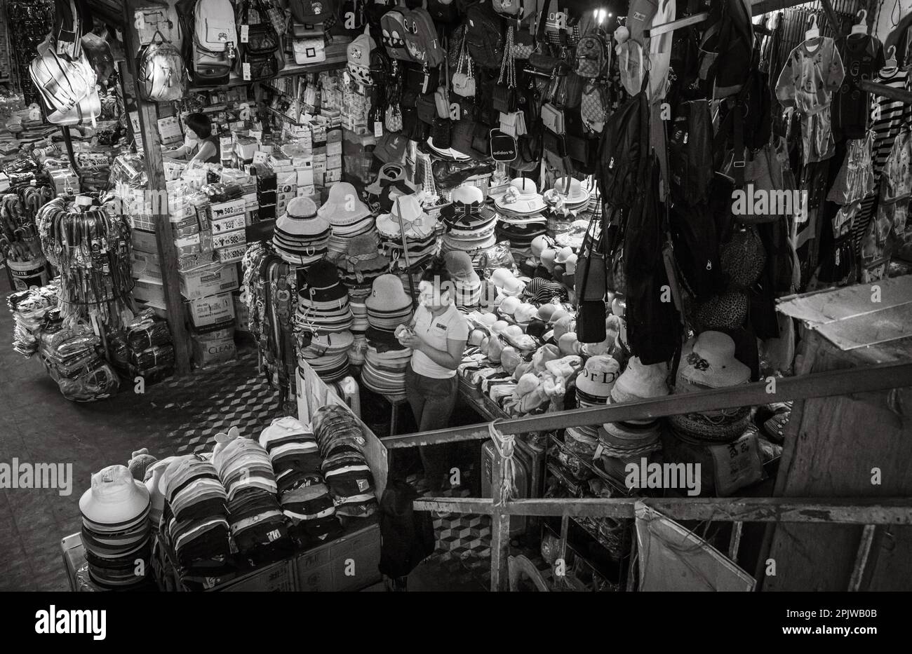 Guardando giù su un stallholder che vende cappelli e borse nel mercato centrale a PLEIKU, Vietnam. Foto Stock