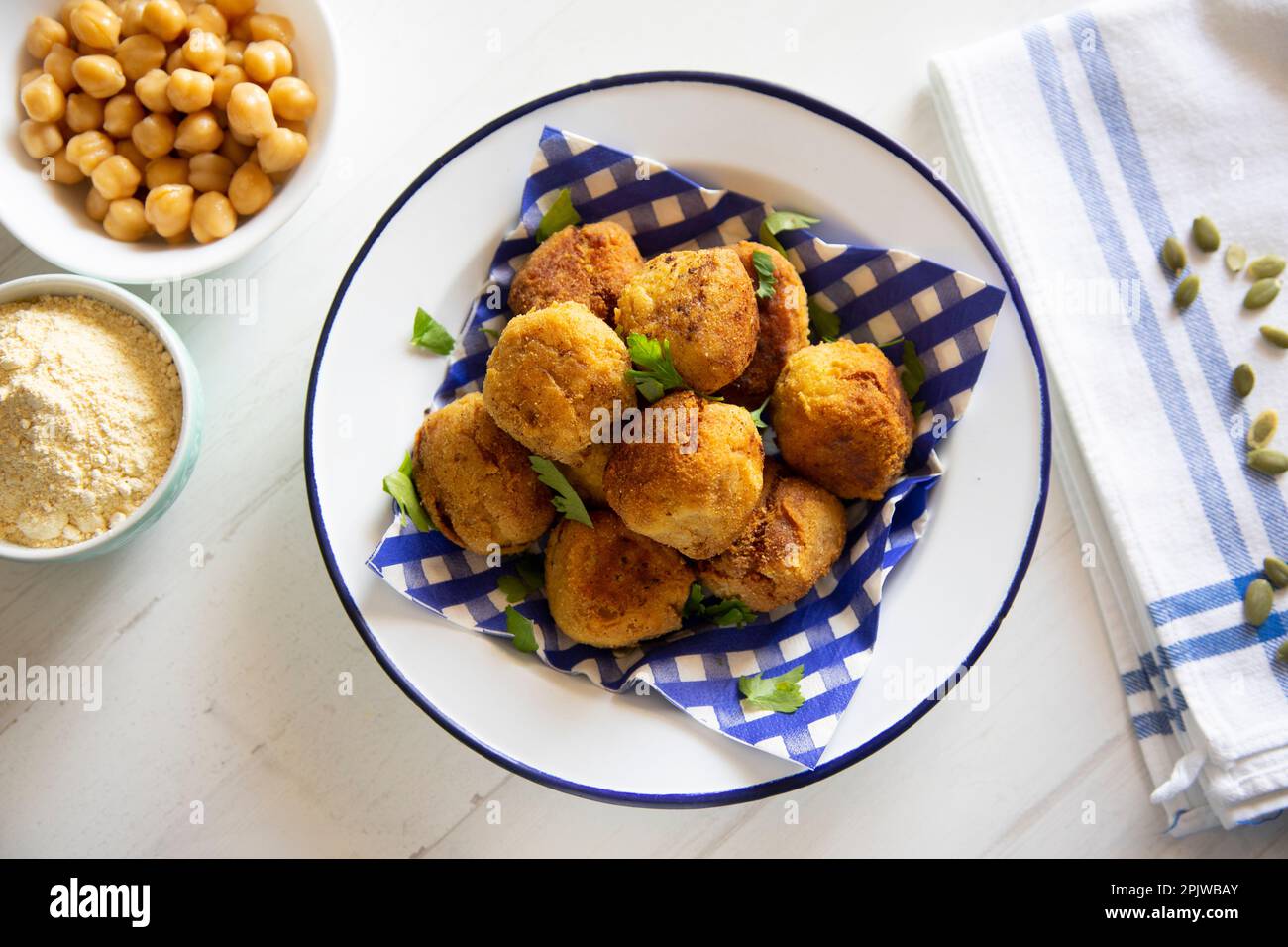 Polpette vegane con pasta di ceci. Foto Stock