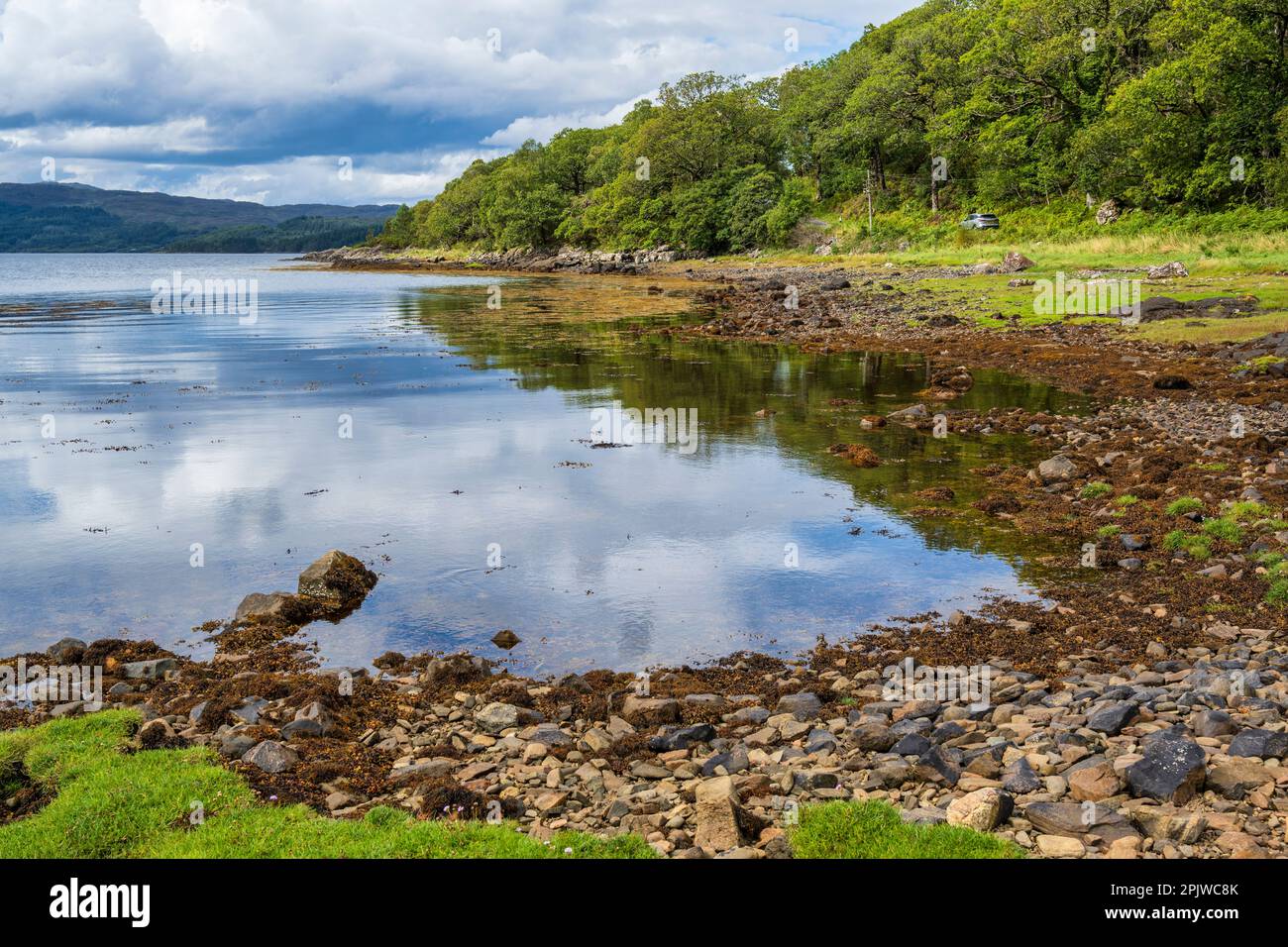 Vista che guarda ad ovest dalla testa di Loch Sunart sulla penisola di Ardnamurchan a Lochaber, sull'aspra e pittoresca costa occidentale della Scozia Foto Stock
