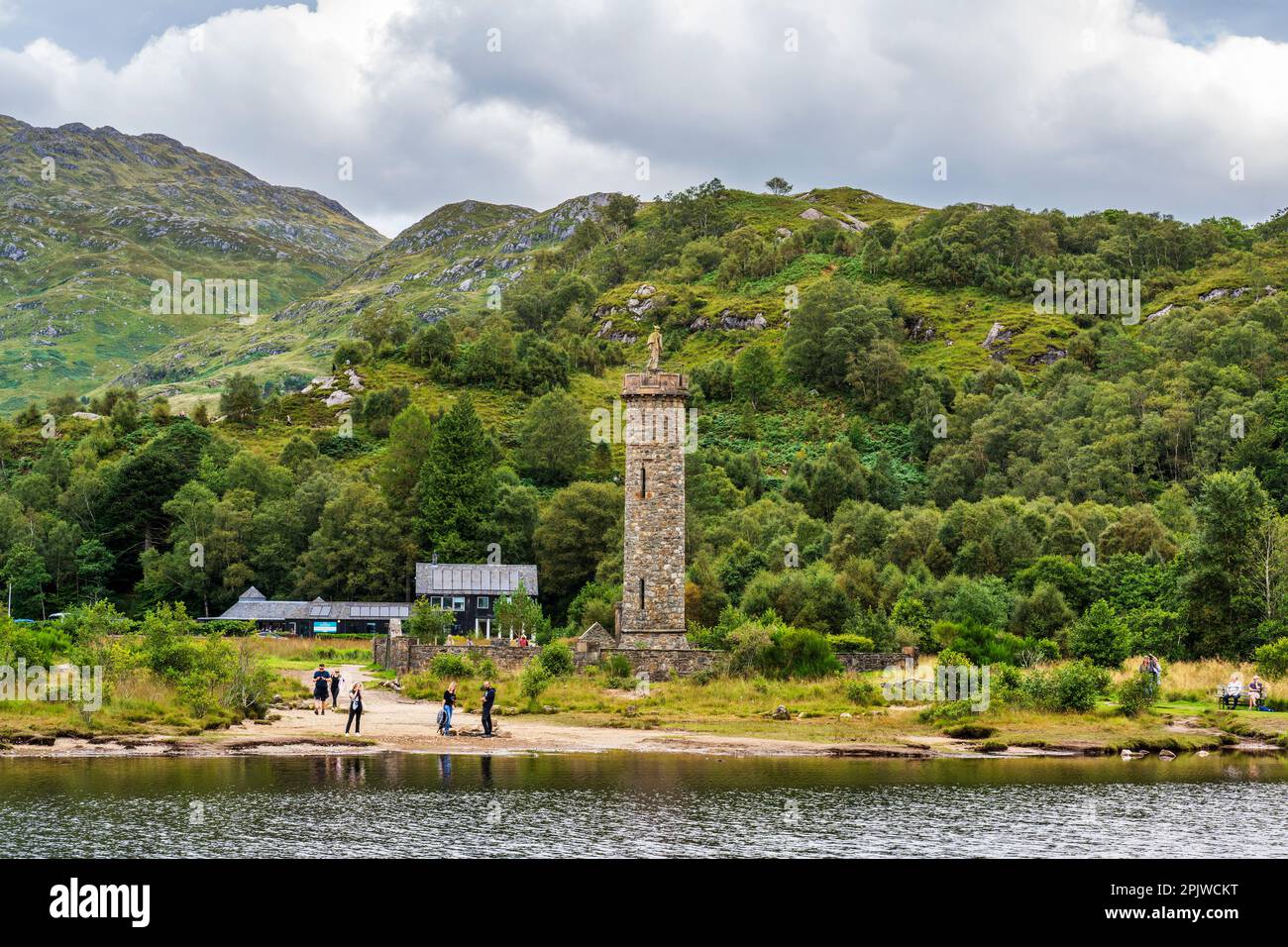 Il Monumento di Glenfinnan, che commemora l'ascesa giacobita del 1745, alla testa di Loch Shiel a Glenfinnan a Lochaber, Scozia Foto Stock