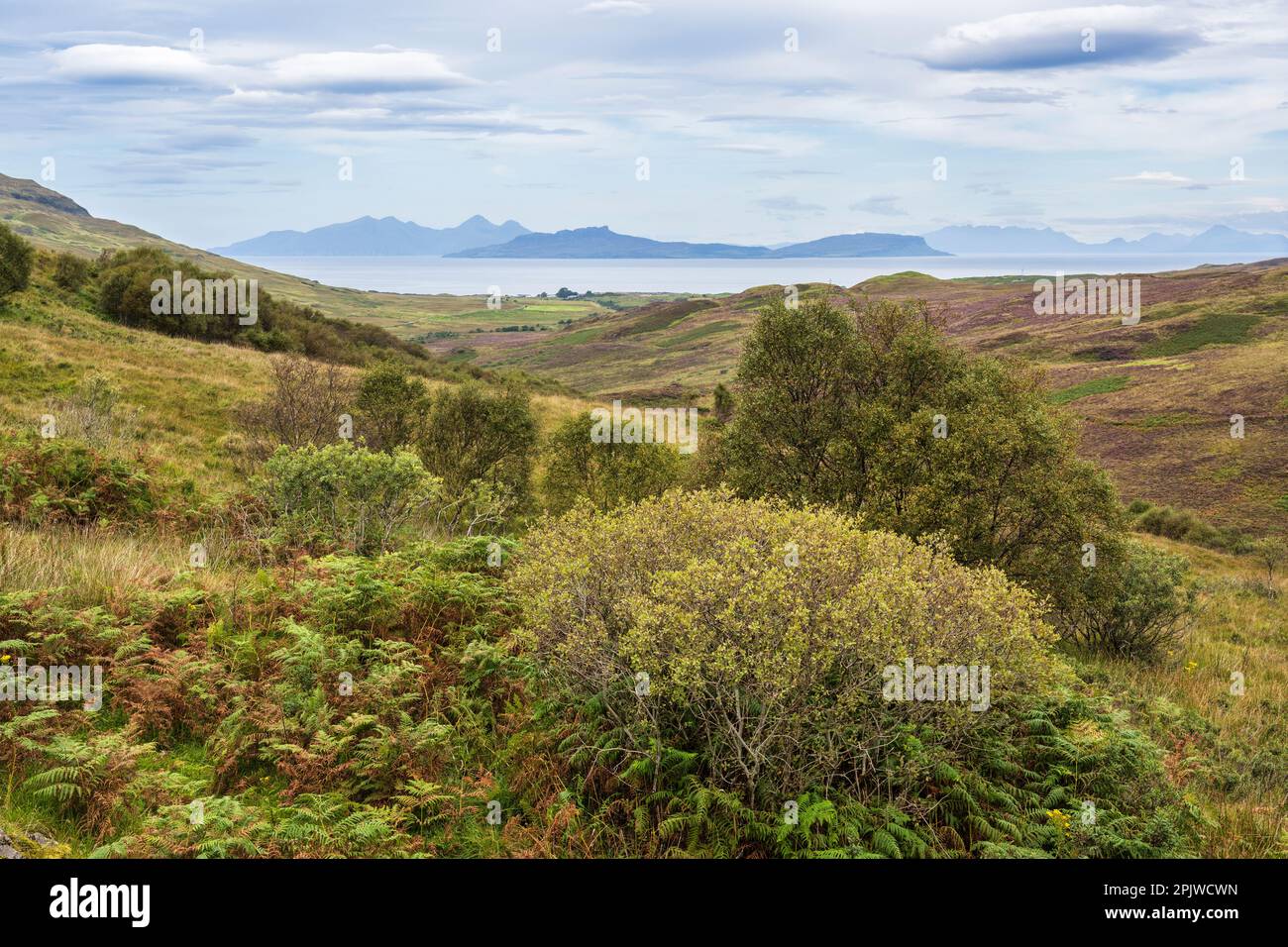 Vista da Ardnamurchan all'Isola di Muck e Rum nelle piccole Isole - Penisola di Ardnamurchan a Lochaber, Scozia Foto Stock