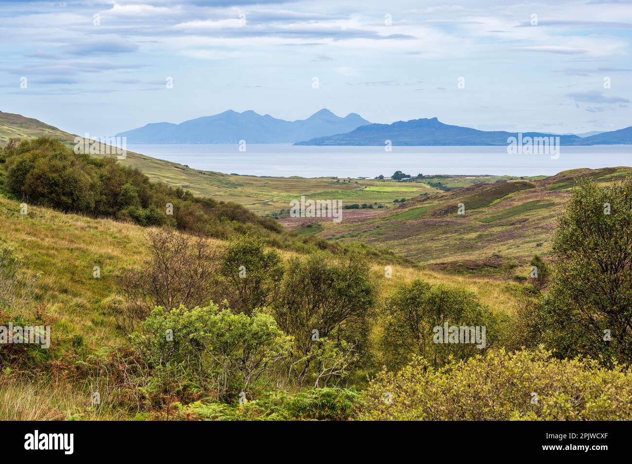 Vista da Ardnamurchan all'Isola di Muck e Rum nelle piccole Isole - Penisola di Ardnamurchan a Lochaber, Scozia Foto Stock