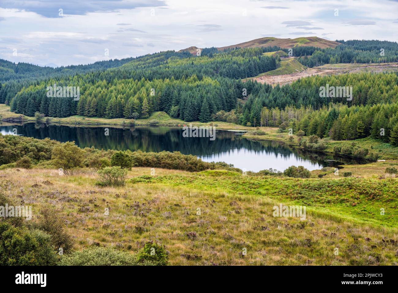 Piccolo lochan sulla penisola di Ardnamurchan a Lochaber, Scozia Foto Stock