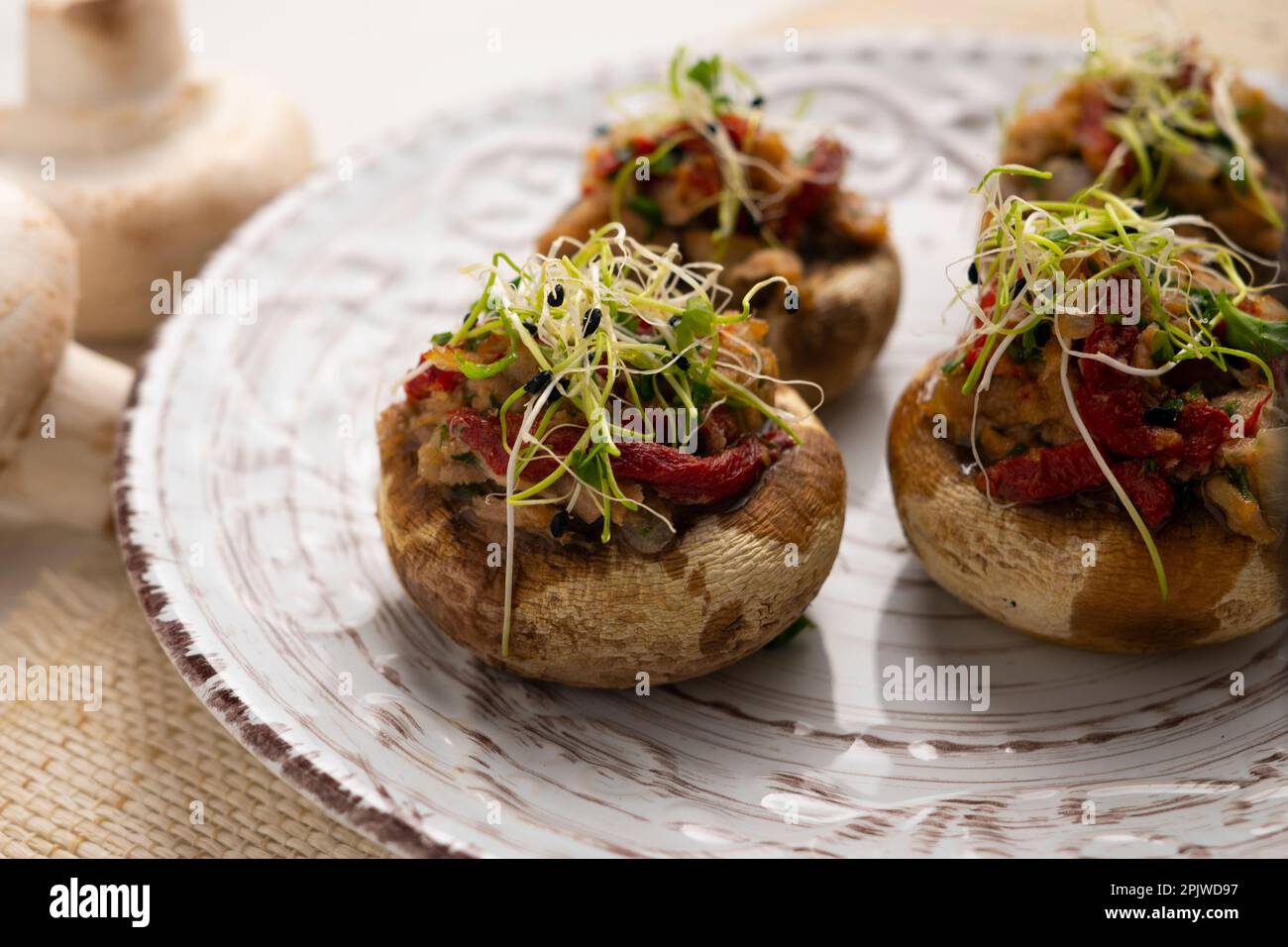 Funghi al forno ripieni di tonno e paprika. Tradizionale tapa spagnola. Foto Stock