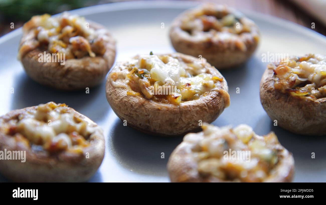 Funghi al forno ripieni di noci e formaggio. Tradizionale tapa spagnola. Foto Stock
