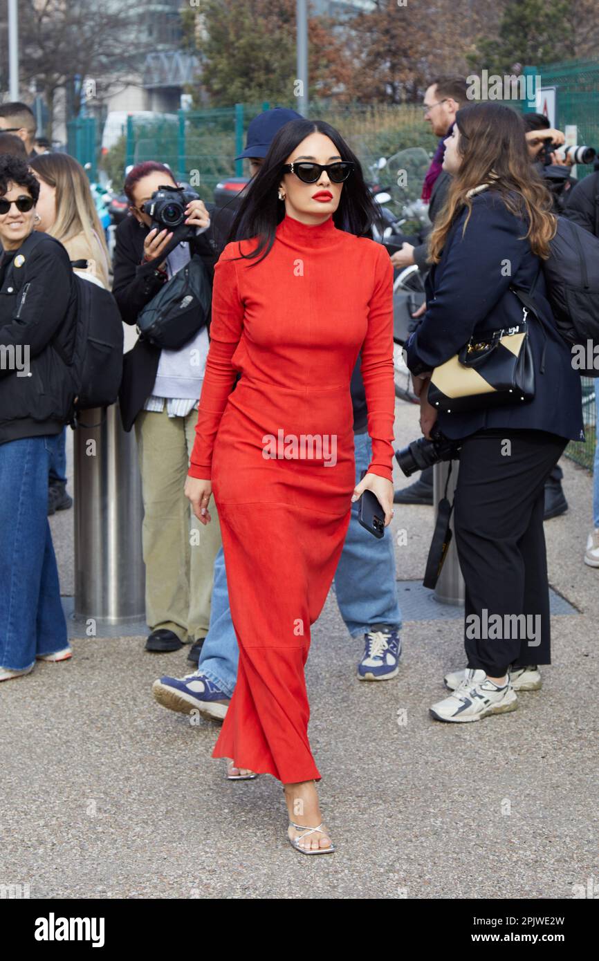 MILANO, ITALIA - 25 FEBBRAIO 2023: Amina Muaddi prima della sfilata Ferragamo, Milano Fashion Week Street Style Foto Stock