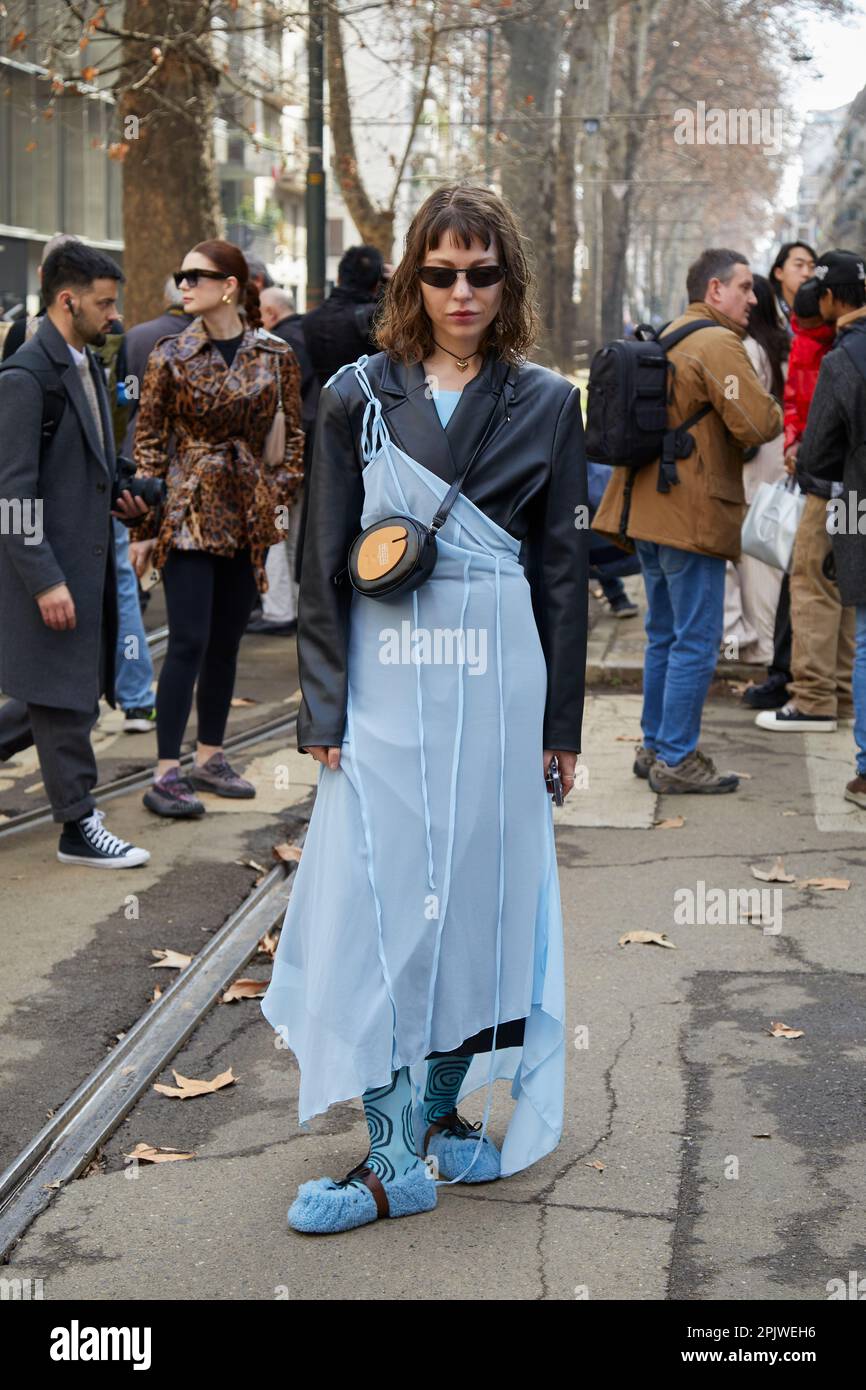 MILANO, ITALIA - 25 FEBBRAIO 2023: Donna con vestito azzurro e giacca in  pelle nera prima della sfilata Dolce e Gabbana, sfilata della Fashion Week  di Milano Foto stock - Alamy