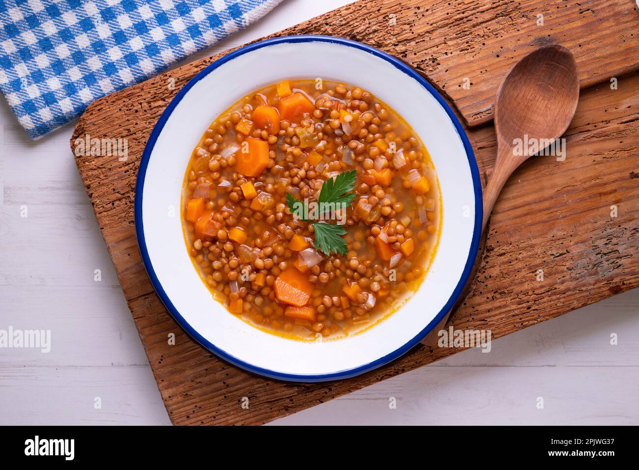 Piatto di lenticchie con patate, chorizo e budino nero. Tradizionale stufato di lenticchie spagnole con verdure. Foto Stock