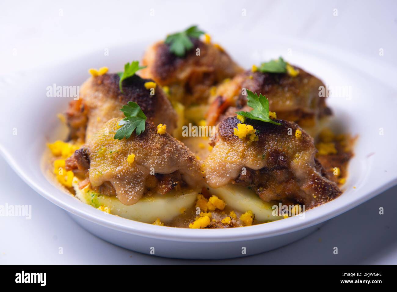 Uova farcite di tonno con besciamella gratinata in forno. Foto Stock