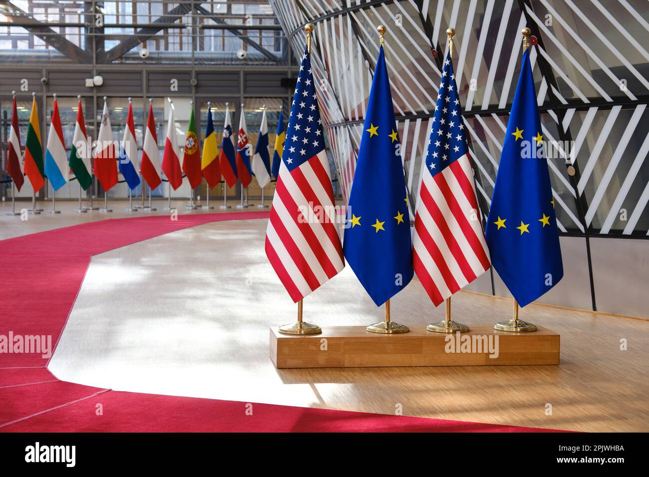 Bruxelles, Belgio. 04th Apr, 2023. Bandiere europee e statunitensi al Consiglio europeo di Bruxelles, Belgio, il 4 aprile 2023. Credit: ALEXANDROS MICHAILIDIS/Alamy Live News Foto Stock