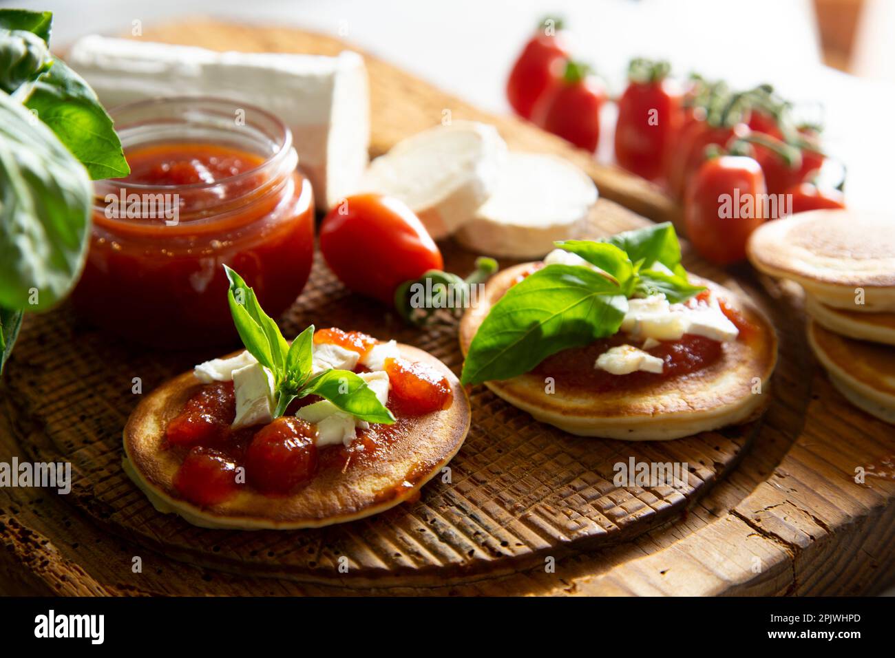 Frittelle con formaggio di capra e marmellata di pomodoro. Foto Stock