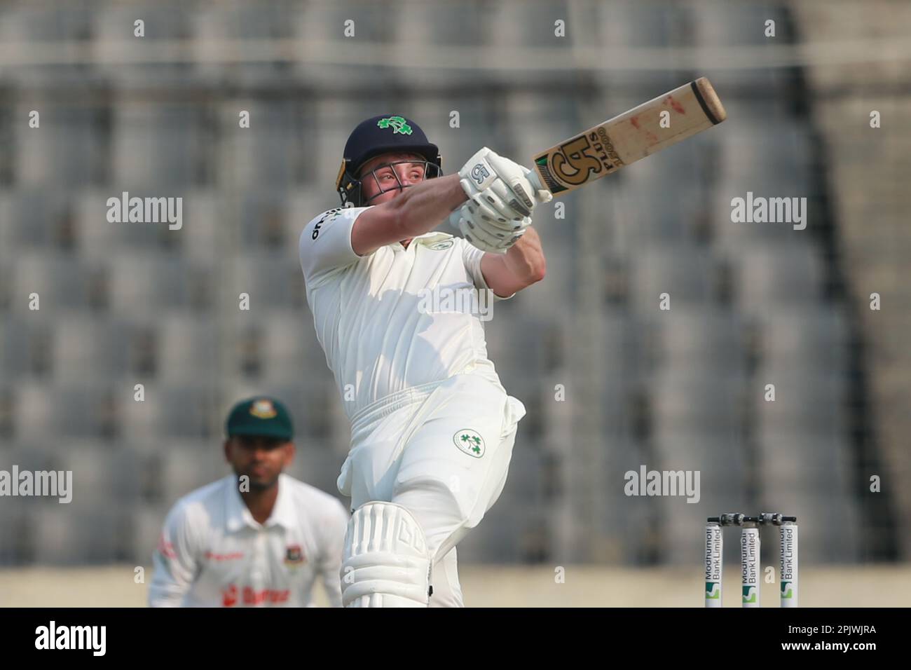 Lorcan Tucker batts durante il solo test match tra Bangladesh e Irlanda allo Sher-e-Bangla National Cricket Stadium, Mirpur, Dhaka, Bangladesh. Foto Stock