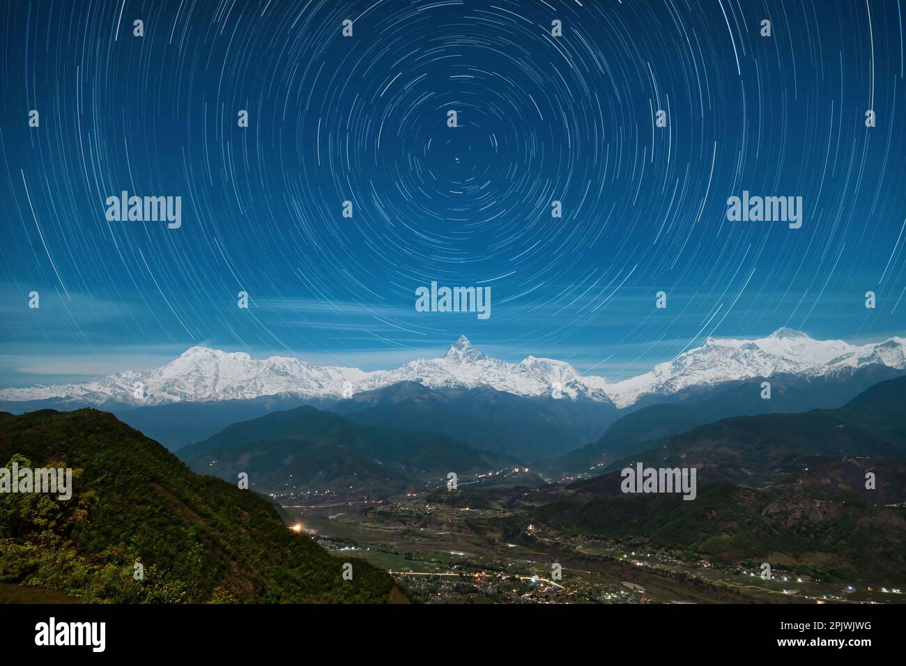 Sentieri stellari sul Monte Machapuchare e sul Massiccio Annapurna. Himalays. Nepal Foto Stock