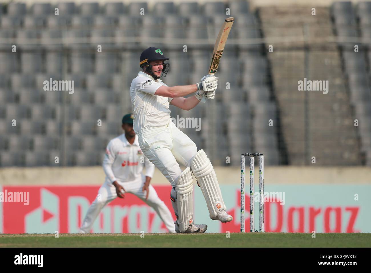 Lorcan Tucker batts durante il solo test match tra Bangladesh e Irlanda allo Sher-e-Bangla National Cricket Stadium, Mirpur, Dhaka, Bangladesh. Foto Stock