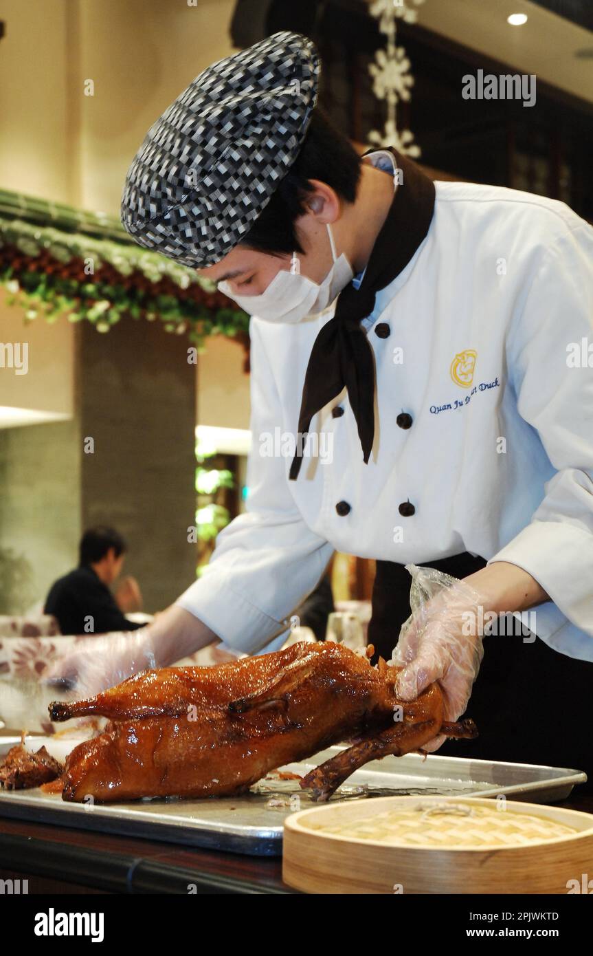 Anatra arrosto alla pechinese servita al ristorante Quanjude Roast Duck. Pechino; Cina Foto Stock