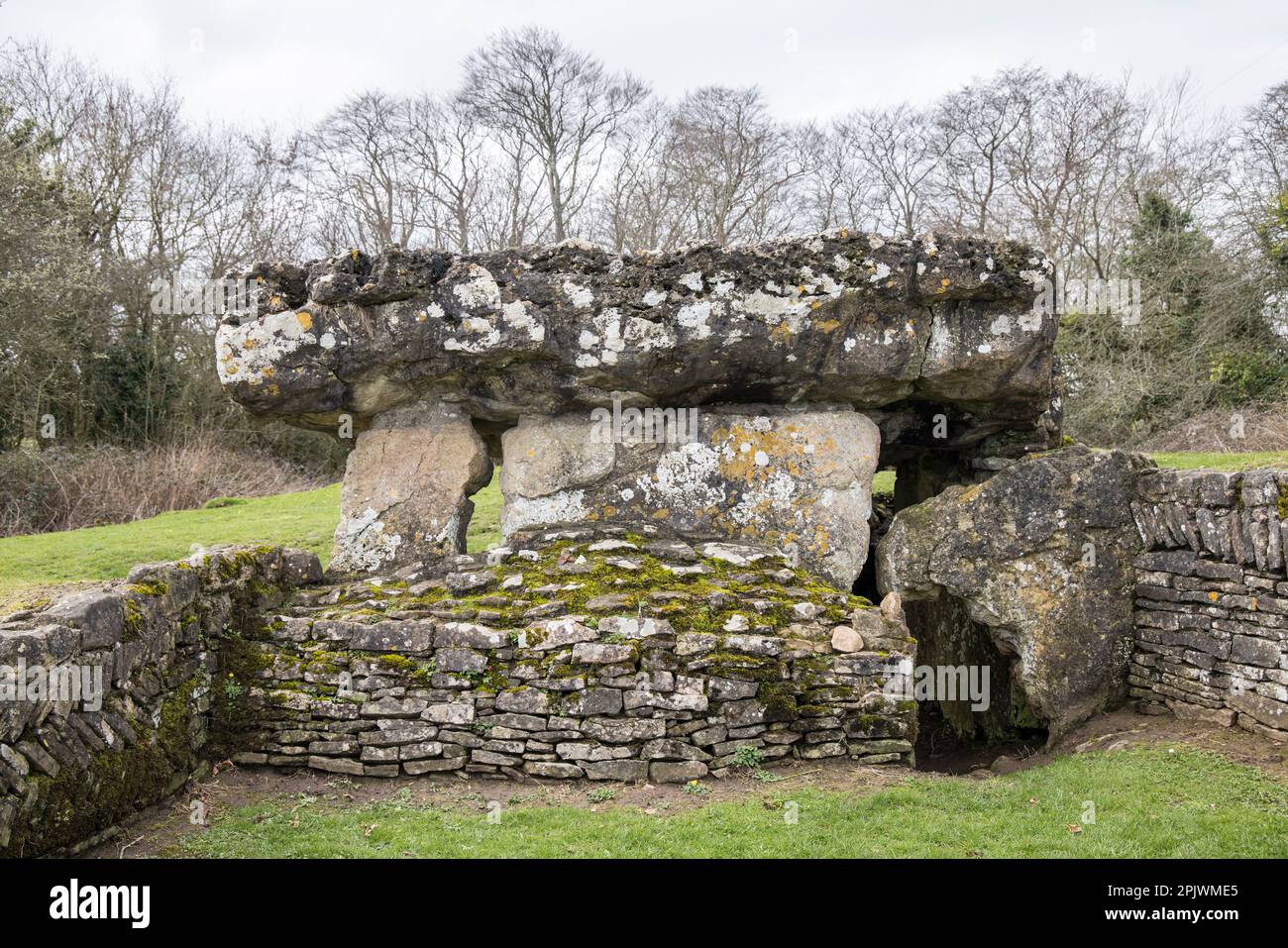 Camera di sepoltura di Tinkinswood, Neolitico, dolmen Wales, 6000 anni, Regno Unito; il capstone è il più grande in Gran Bretagna ed Europa Foto Stock