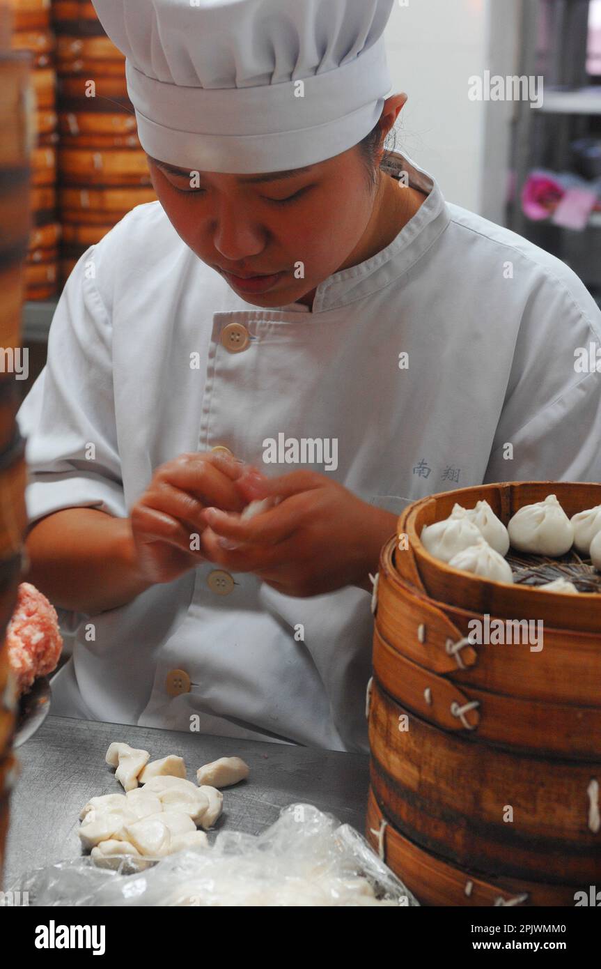 Panini al vapore chiamati xiaolongbao al Ristorante Nang Xiang Veamed Bun nella Citta' Vecchia. Shanghai, Cina, Asia Foto Stock