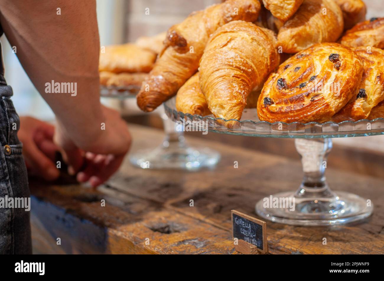 Dolci tradizionali francesi su un vassoio di vetro Pains aux uvins e croissant. Messa a fuoco selettiva. Foto Stock