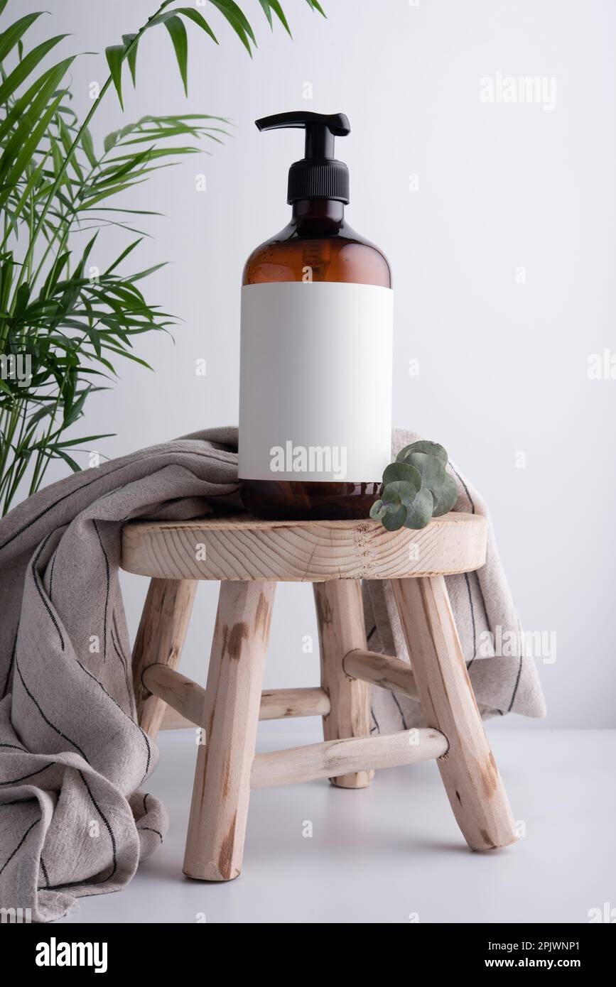 Dispenser marrone ecologico con gel doccia, sapone liquido o shampoo su uno  sgabello di legno in bagno Foto stock - Alamy