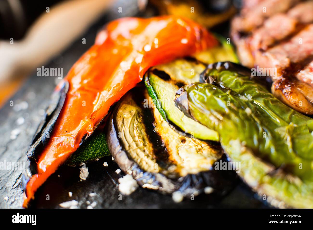 Verdure arrosto al forno come peperoni, melanzane, cipolle accompagnate da salsa di romesco catalana. Foto Stock