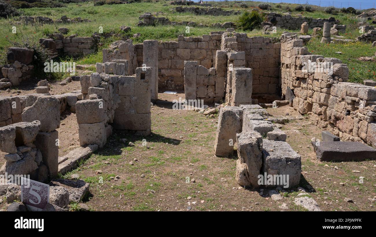 Rovine di Tharros, antica città fenicia nella penisola del Sinis a Cabras, nel centro della Sardegna Foto Stock