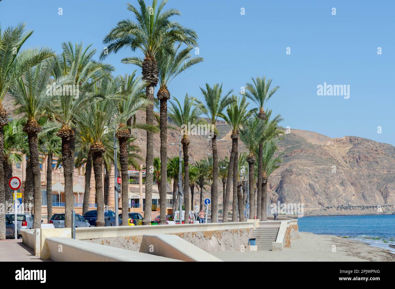 AQUADULCE, SPAGNA - 29 MARZO 2023 passeggiata lungo la costa della Costa de Almeria in una delle più importanti città turistiche della provincia di Almer Foto Stock