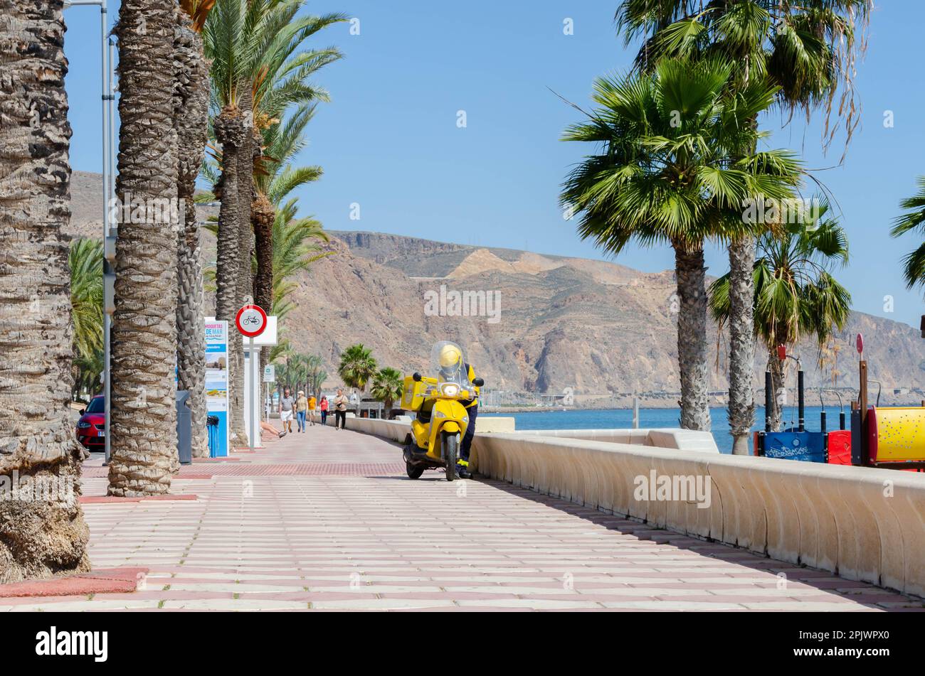 AQUADULCE, SPAGNA - 29 MARZO 2023 passeggiata lungo la costa della Costa de Almeria in una delle più importanti città turistiche della provincia di Almer Foto Stock