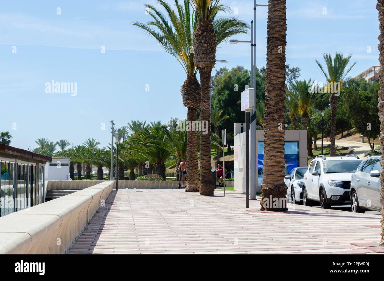 AQUADULCE, SPAGNA - 29 MARZO 2023 passeggiata lungo la costa della Costa de Almeria in una delle più importanti città turistiche della provincia di Almer Foto Stock