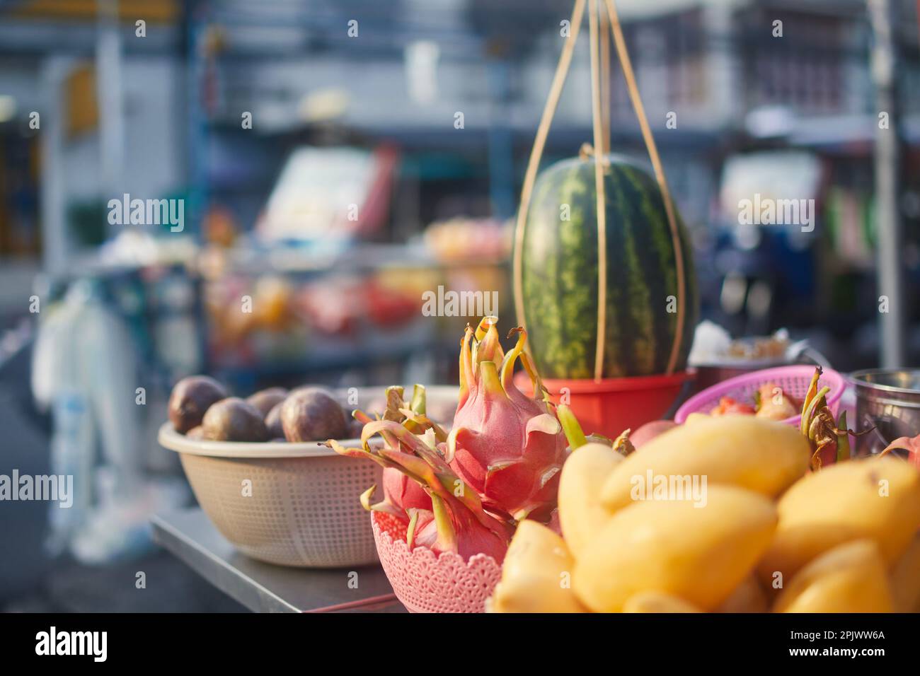 Stand con una selezione variegata di frutta tropicale in un mercato di strada a Bangkok. Foto Stock