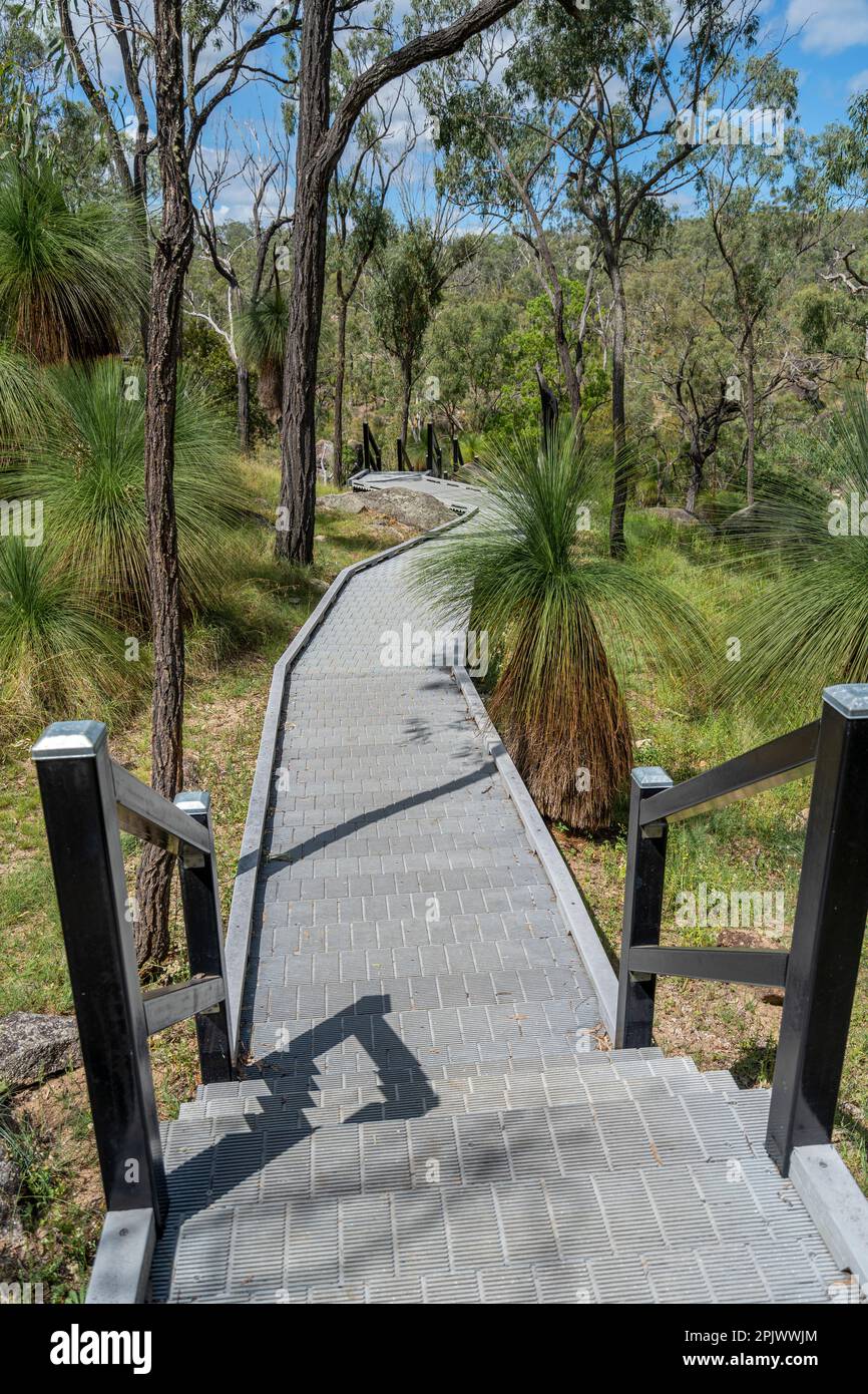Scale e passerella in materiale riciclato, Coomba Falls, Maidenwell, Queensland Australia Foto Stock