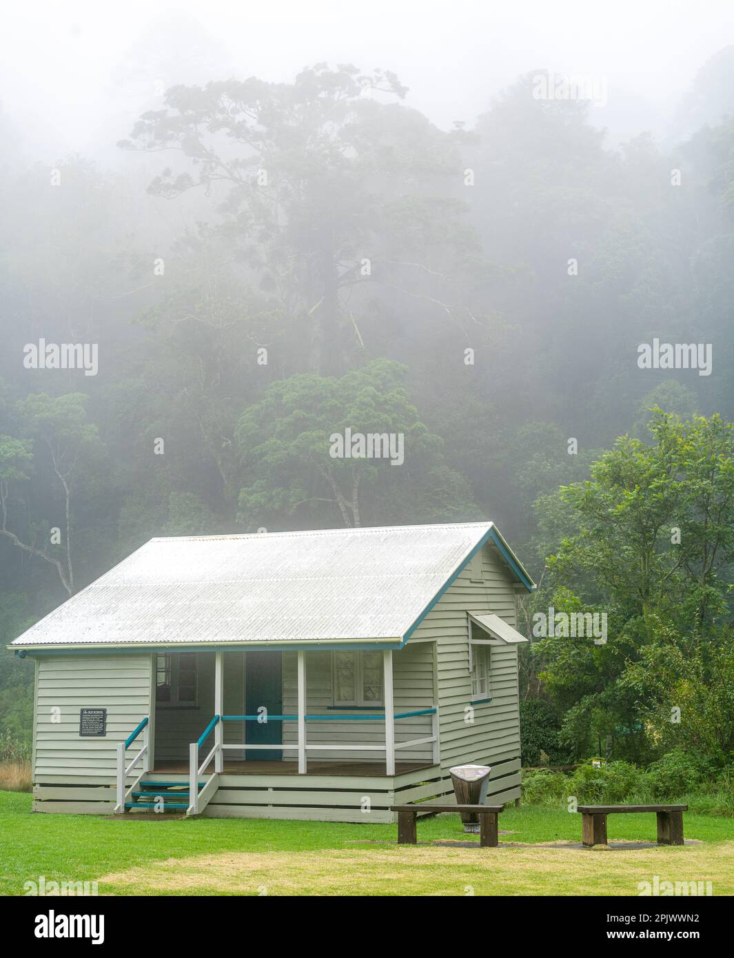Vecchia scuola nella nebbia, Bunya Mountains National Park, Queensland Australia Foto Stock