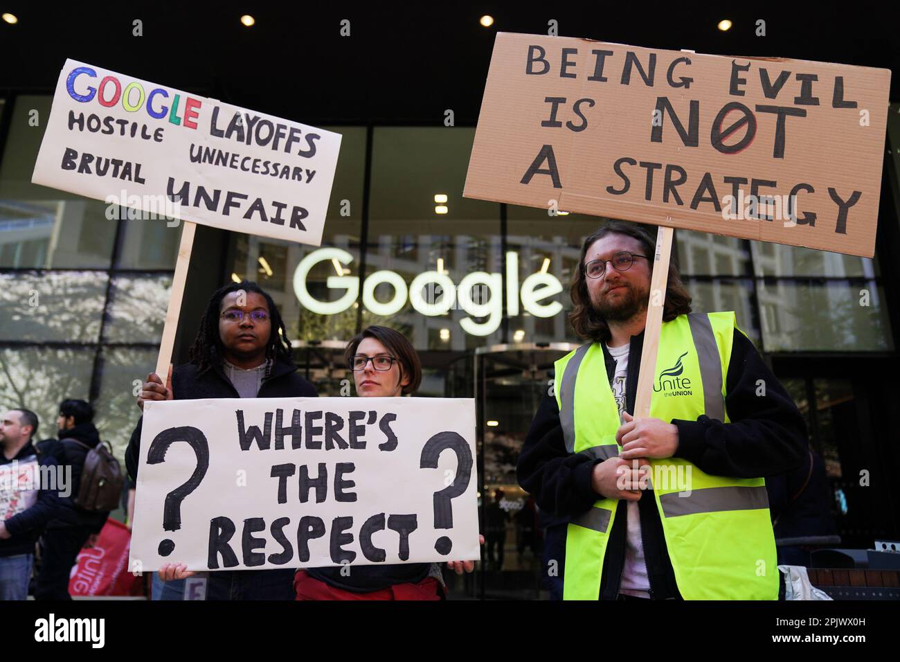 I lavoratori protestano al di fuori della sede centrale di Google London per il "trattamento spaventoso e il licenziamento sindacale" del personale che deve far fronte a licenziamenti. A gennaio, Google ha annunciato che avrebbe reso superflui circa 10.000 lavoratori in tutte le sue operazioni globali. Data immagine: Martedì 4 aprile 2023. Vedi PA storia PROTESTA Google. Foto Stock