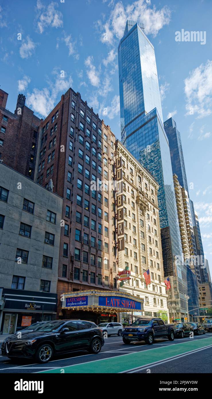 Il Late Show Marquee segna 1697 Broadway, l'edificio gotico degli uffici che si erge sopra ed Sullivan Theater, che si affaccia effettivamente sulla West 53rd Street. Foto Stock